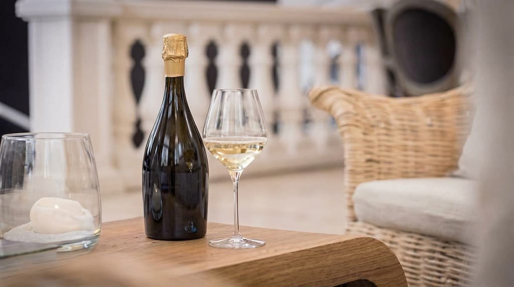 Abbinamento gastronomico L’Autentico Gosset Champagne: Storia e Qualità della Maison più Antica liconica bottiglia champagne gosset