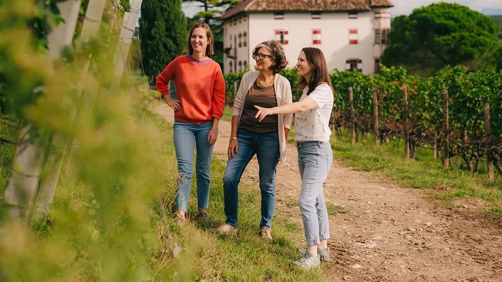 Elena Walch, l'eccellenza vinicola dell'Alto Adige 1 :lena Walch con le figlie Julia e Karoline