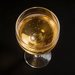 Struttura e Complessità: Il Larnaudie-Hirault Champagne Premier Cru 3 un calice di champagne visto dall'alto