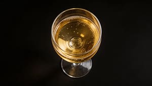 Home 18 un calice di champagne visto dall'alto