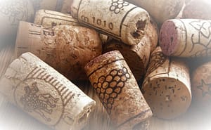 Come si realizza l'infiascatura e l'imbottigliamento dei vini? 5 tappi di sughero