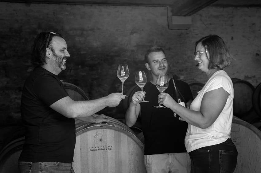 Vigneti e territorio Aggiornati sulla Boulard Francis: 3 Vini che Fanno la Storia dello Champagne Delphine Boulard, suo marito Mathieu e il figlio Quentin